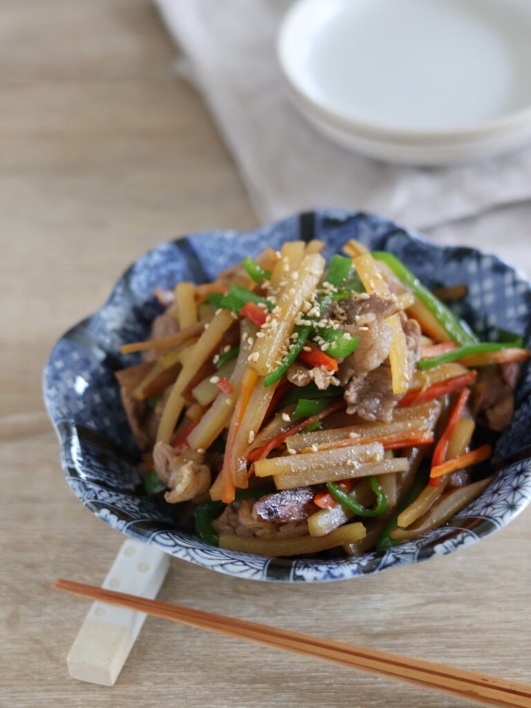 ヤーコンと牛肉、ピーマンやにんじんを加えた彩り豊かなきんぴらのレシピと詳しい作り方