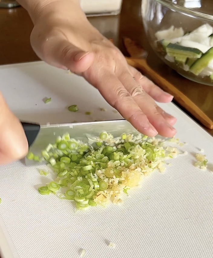 大根ときゅうりのやみつき韓国風ピリ辛和えのネギや生姜をみじん切りにする