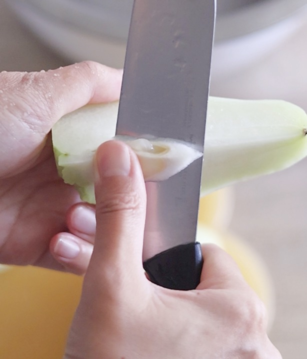 ハヤトウリは 縦4等分にしてから種の部分を削ぎ取る