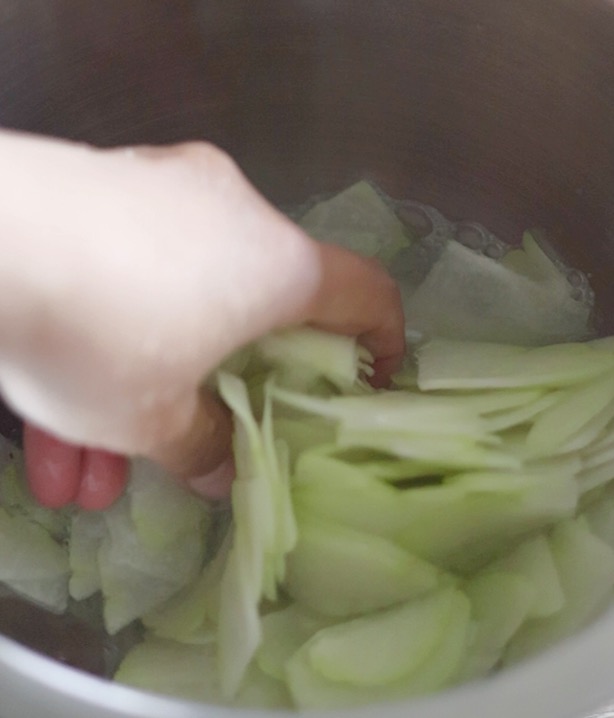 ハヤトウリの 下ごしらえでアク抜きをするときは、塩と水を加えて、揉むと全体になじみやすい