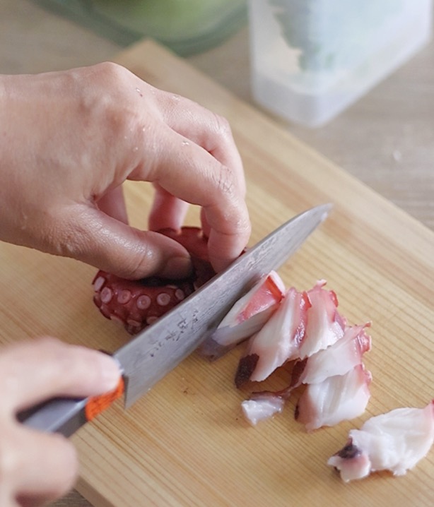 湯たこを切る時は、 包丁をうねらすようにしてギザギザに切ると味が絡みやすい（波切り）