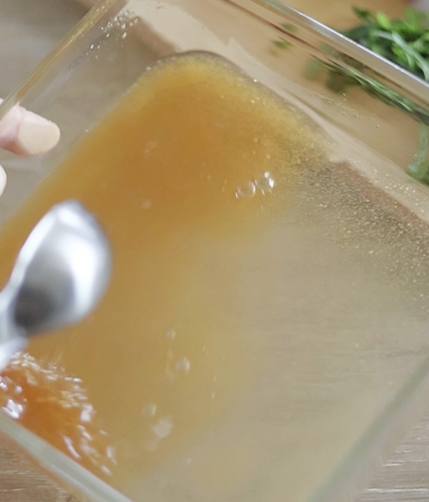 砂糖大さじ3と穀物酢大さじ4と薄口、醤油小さじ1弱を混ぜる