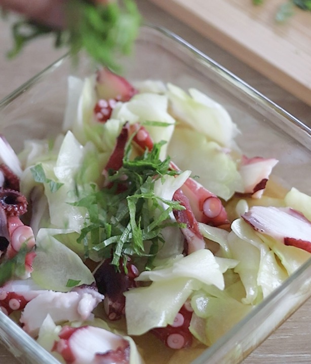 はやとうりと、湯だこ、大葉を混ぜて調味料と馴染ませる