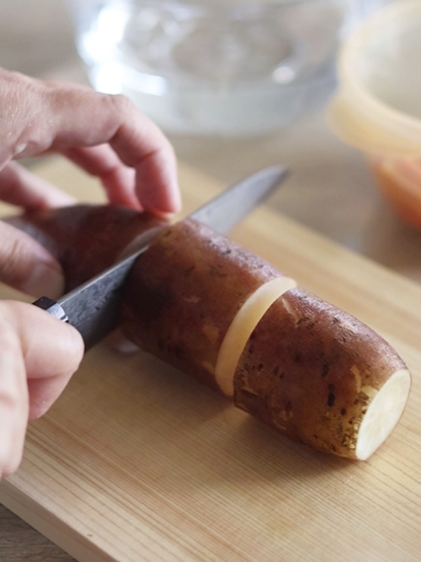 ヤーコンは皮が薄いので、きれいに洗ってそのまま使います