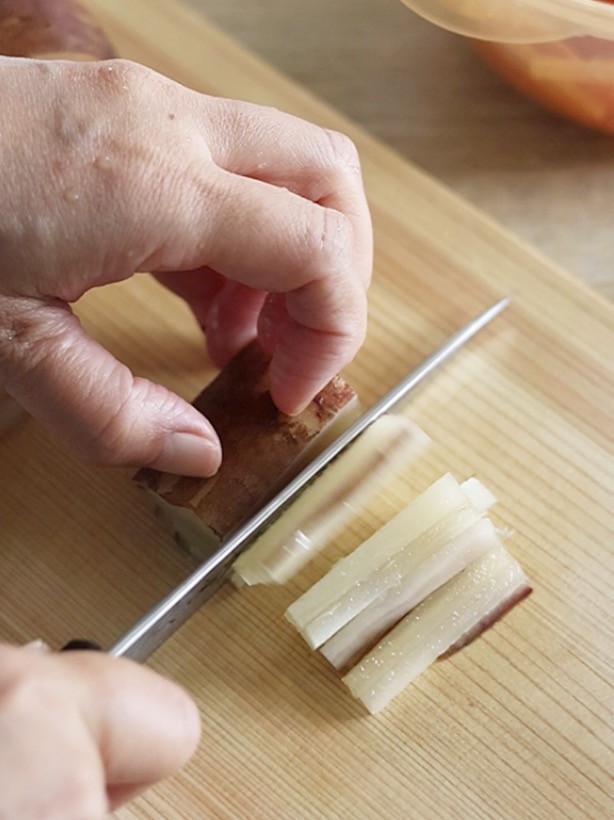 ヤーコンの繊維は縦にそってあるため、縦に切ると食感よく仕上がります