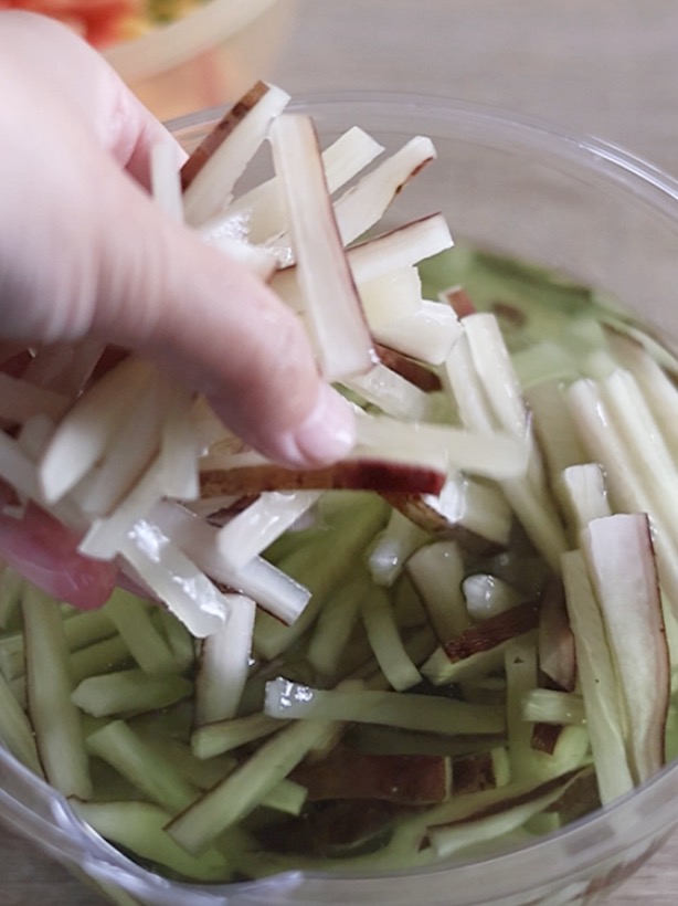 ヤーコンはアクが強いため、しっかり水にさらしてあく抜きを。