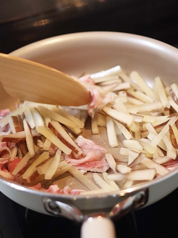 フライパンでヤーコンを炒めます。