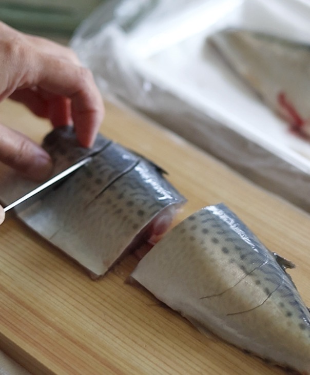 さばは皮の方に切り込みを入れて味しみをよくする