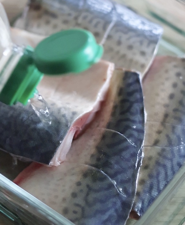 さばに料理酒をかけて臭みを取る工程