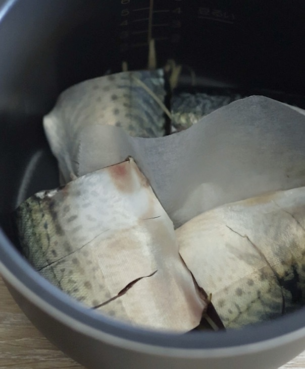 電気圧力鍋でさばが重なっている部分はくっつかないようにオーブンシートを使用