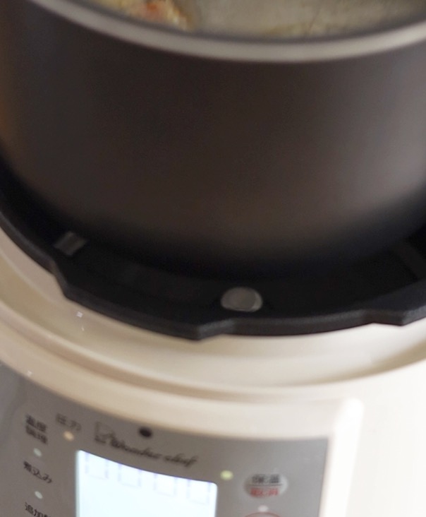 電気圧力鍋に内釜をセットする（間違って、電気圧力鍋の内釜がない状態で、調味料を注いだりしないための方法）