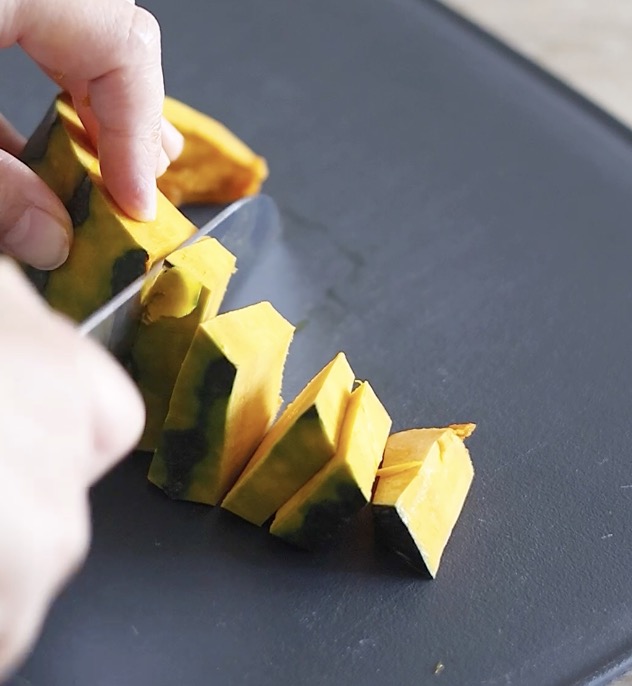 かぼちゃは皮の種を取り除き、ひと口よりも小さくなるように切る