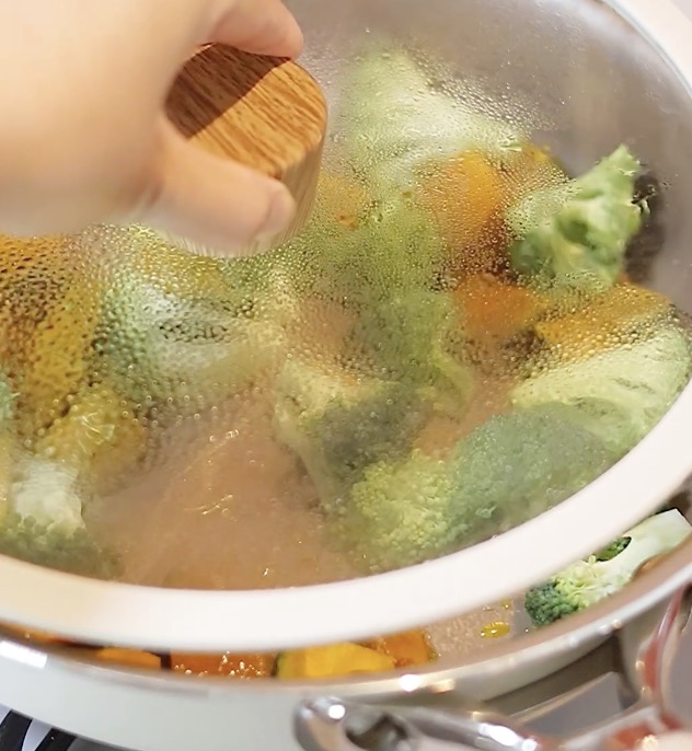 フライパンにサラダ油を加えて弱めの中火で加熱し、 かぼちゃとブロッコリーに火を通す