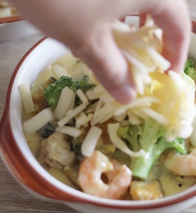 ピザ用チーズを上に乗せる