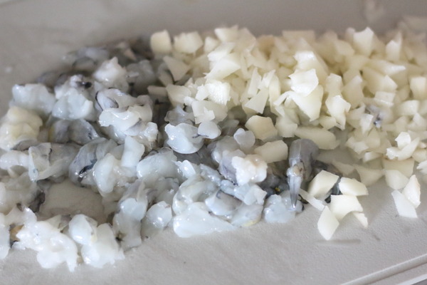 まな板上で粗みじん切りにした、えびとれんこん