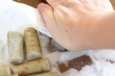 茹でたごぼうの水気をキッチンペーパーでしっかり切る下準備