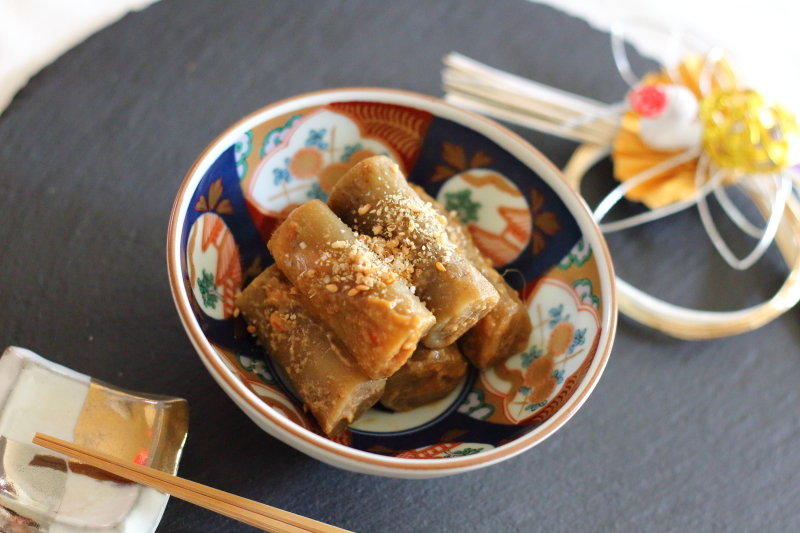 おせち料理 たたきごぼう（ピリ辛味噌味）の盛り付けと白ごまのトッピング
