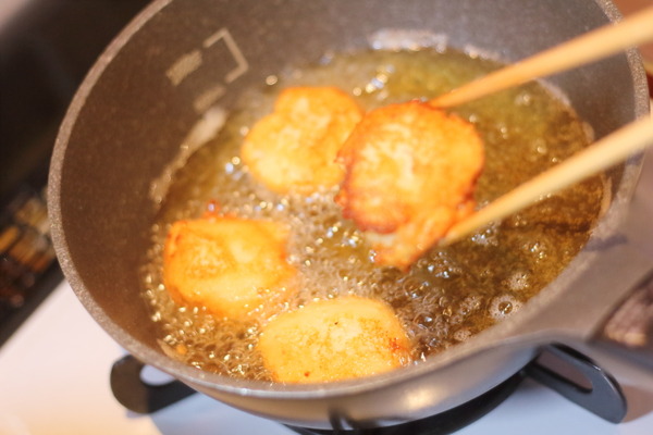 170℃の揚げ油で揚げる、揚げたてのエビ団子