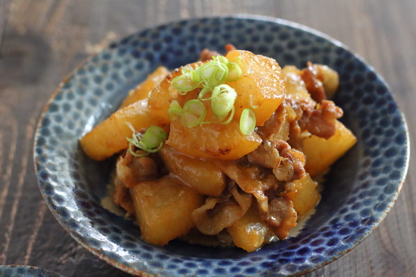 大根と豚肉を鼈甲色になるまで炒めた。ご飯の進む簡単おかず
