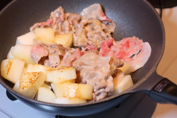 フライパンで、豚肉と大根をおしくなるまで炒める