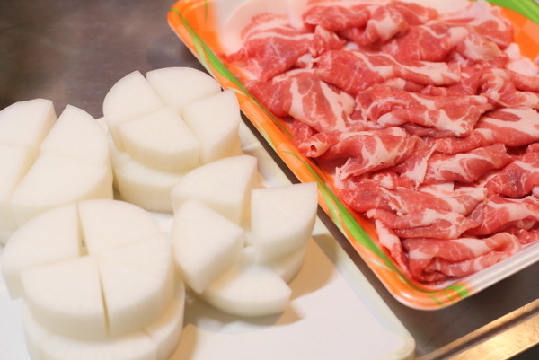 豚肉は薄切りを使用。大根は食べやすい大きさに切る。