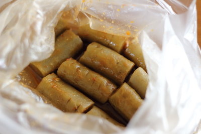 たたきごぼうの味付け ピリ辛味噌だれをポリ袋で揉み込む様子