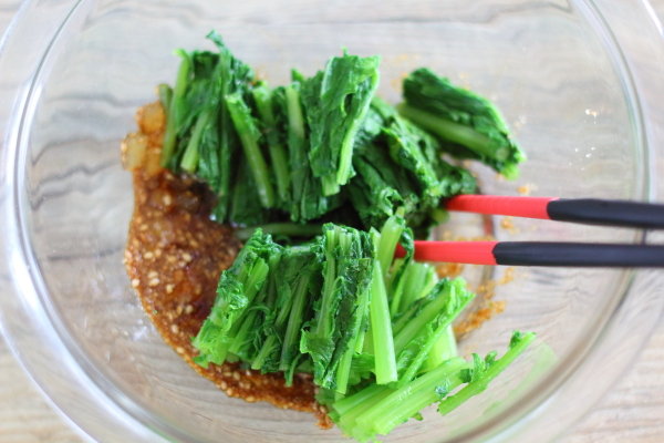大根の葉とりんごジャム入り胡麻ダレを混ぜ合わせる