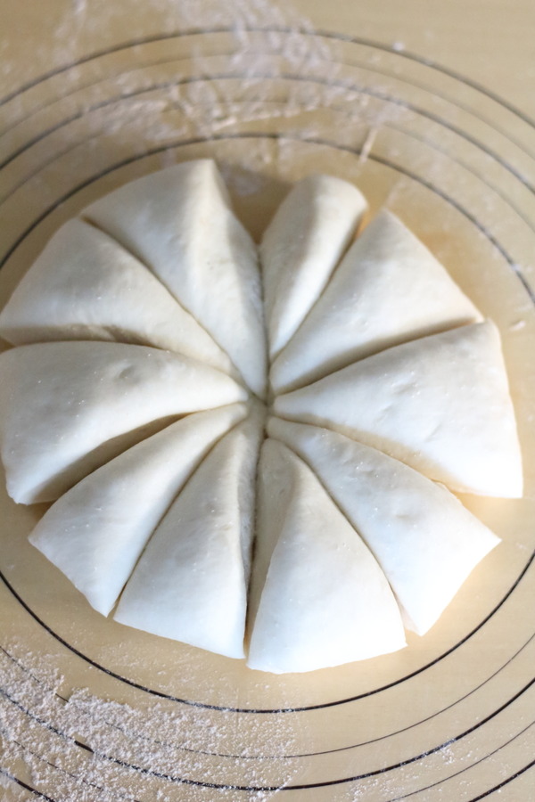 ホームベーカリーで作ったパン生地を10等分に切り分ける分割作業