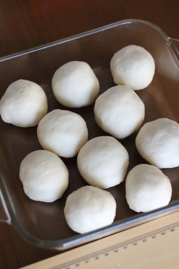 ちぎりパンの成形コツ 10等分に丸めた生地をバランスよく型に配置する様子
