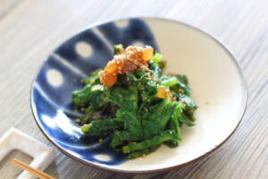大根の葉の胡麻和え りんごジャムの果肉と白ごまをトッピング