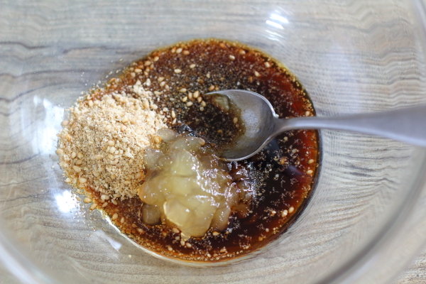 大根葉の胡麻和えのタレ作り 砂糖代わりにりんごジャムを使用