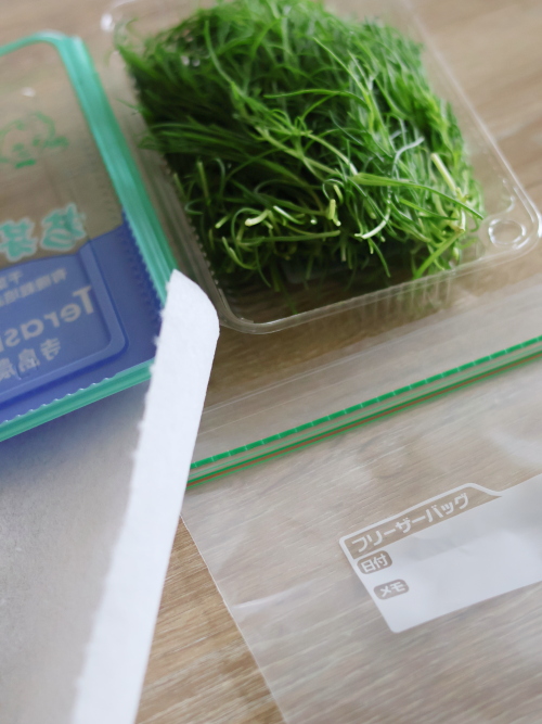 おかひじきの保存に必要な、袋とキッチンペーパー