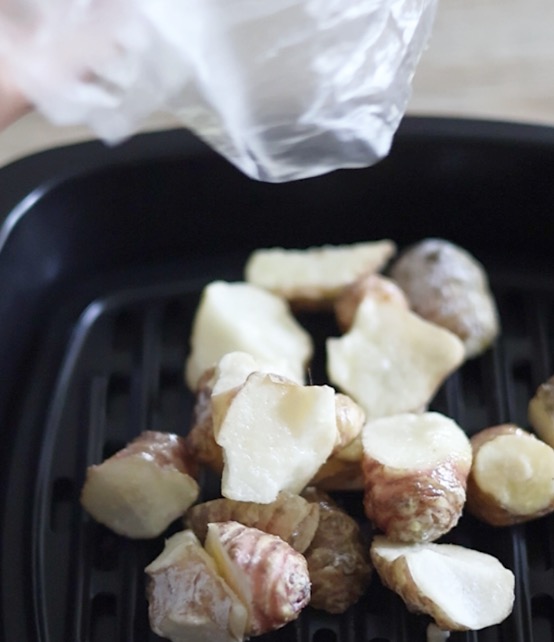 トースターの天板にアルミホイルを敷き、下味をつけた菊芋が重ならないように並べた状態