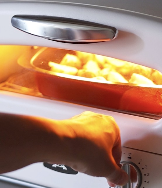 トースターの庫内で菊芋が加熱され、表面においしそうな焼き色がつき始めている様子