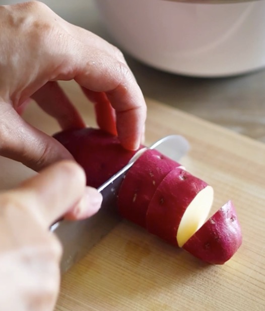 おいしい豚汁の作り方（さつまいもは厚さ1cmの輪切りにし、水に5分さらしてアクを抜く。）