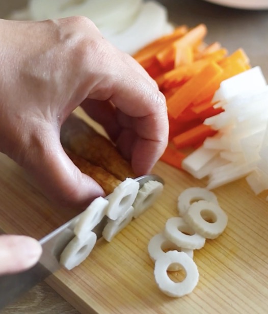 豚汁の下ごしらえの方法（大根、にんじんは短冊切り、玉ねぎはくし切り、ちくわは輪切りにする。）