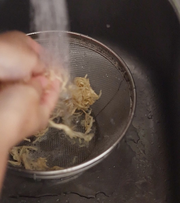 切干大根は流水でしっかり1分くらい揉み洗いして、そのまま5分ほど置いておく