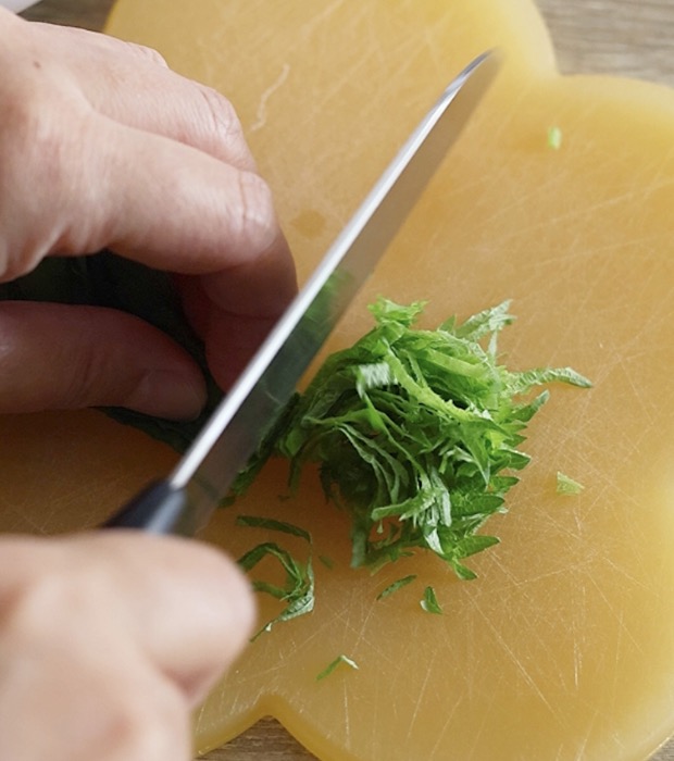 大葉を刻む
