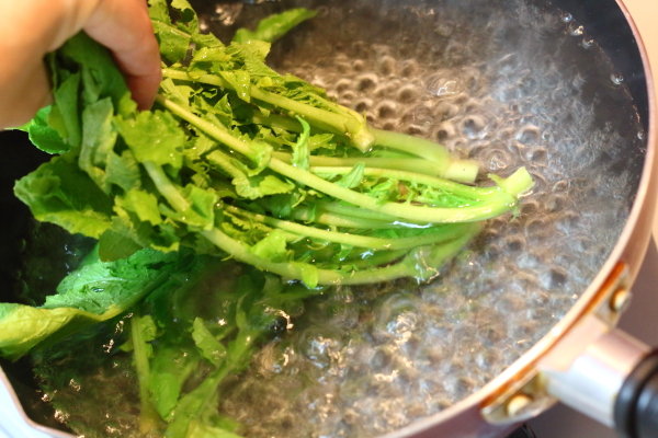 大根の葉の下茹で 根元から茹でてシャキシャキ食感に