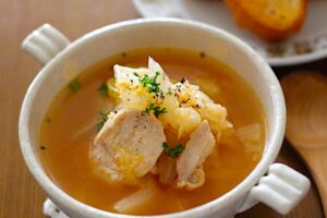 鶏むね肉がホロホロに！鍋に入れて40分放置するだけの「ガリバタトマト」煮込み