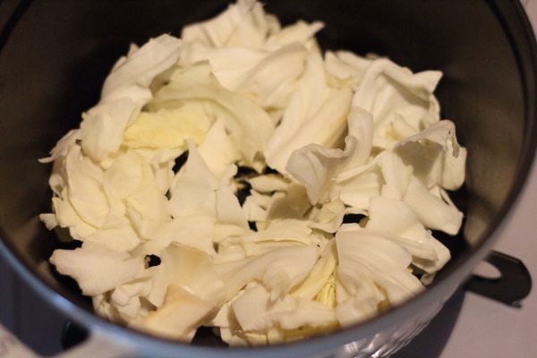 STAUBでじっくり煮込む胸肉とキャベツのスープの作り方