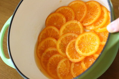 オランジェットの作り方（中火 沸騰したら弱火20〜30分 シロップが冷めるまで待つ
シロップが煮詰まり、オレンジに艶が出てくるまで、この工程を2〜3回繰り返す。）