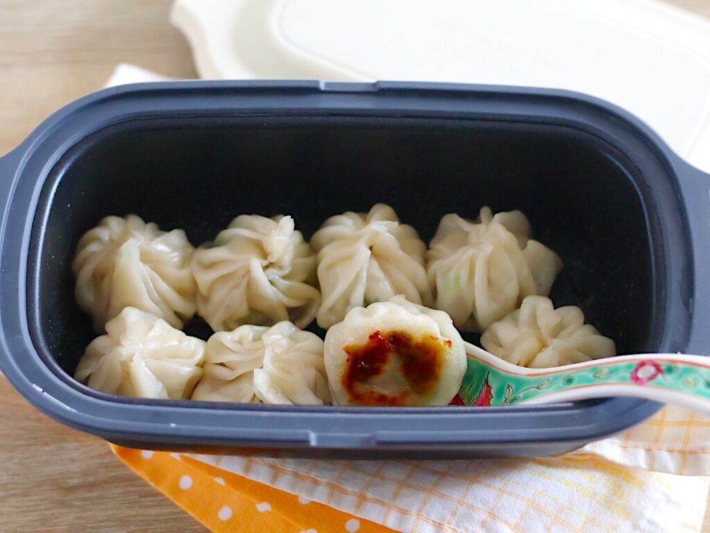 3COINSのKITINTOMicrowaverCooker電子レンジ調理器で作った焼き色のしっかりついた丸餃子（レシピ付き）