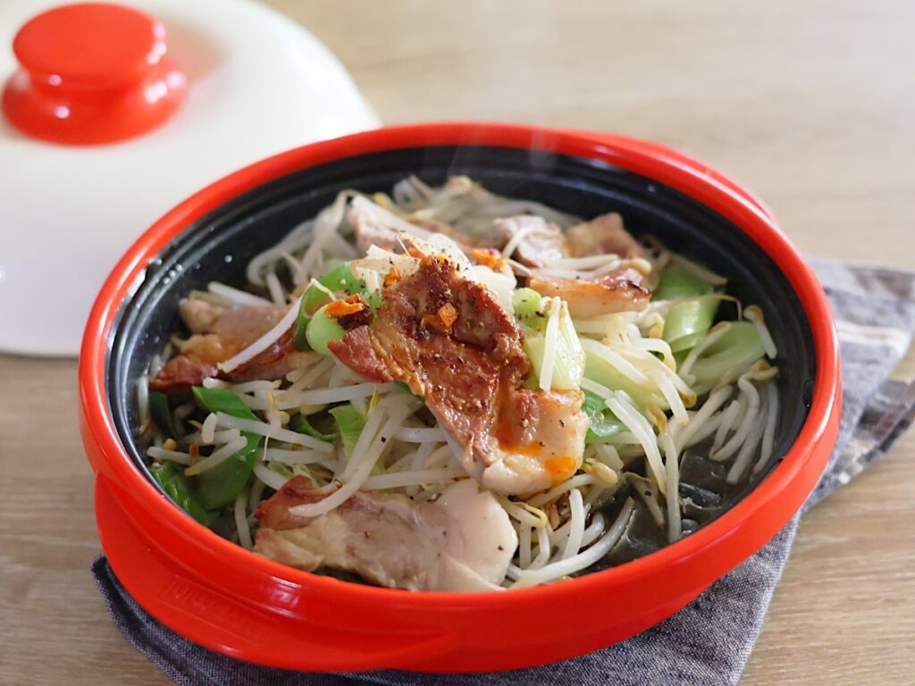 電子レンジで焼き色がつく！豚もやしの炒め物風