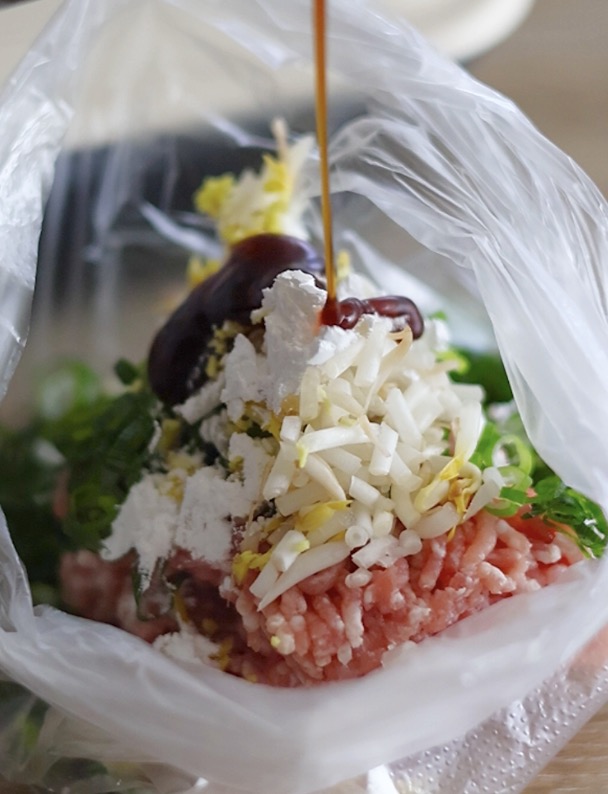 丸餃子の作り方「青ねぎは小口切りに、生姜はみじん切りに、もやしは短く刻む。」