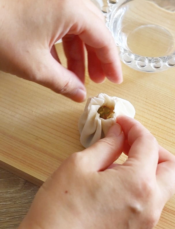 小籠包や丸餃子の包み方