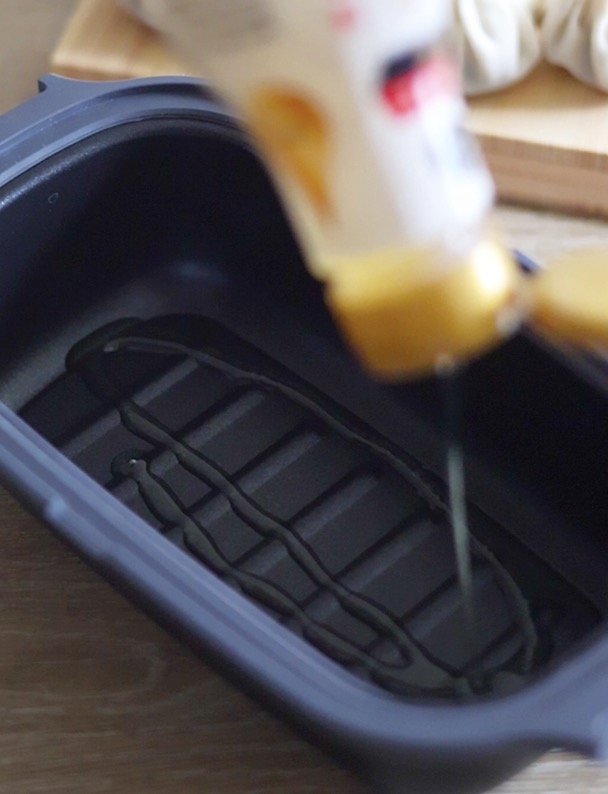 3COINSの電子レンジ調理器に、米油を塗っている工程