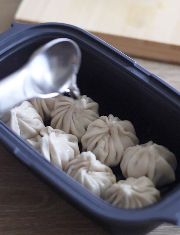 スリコの電子レンジ調理器に大さじ1の水を加えて蒸し焼きにする工程