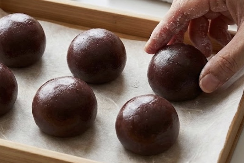 桜餅を作るときは、あらかじめ　こしあんを丸めておくとよい