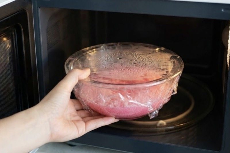 桜餅を作る時、道明寺粉をレンジ加熱する。